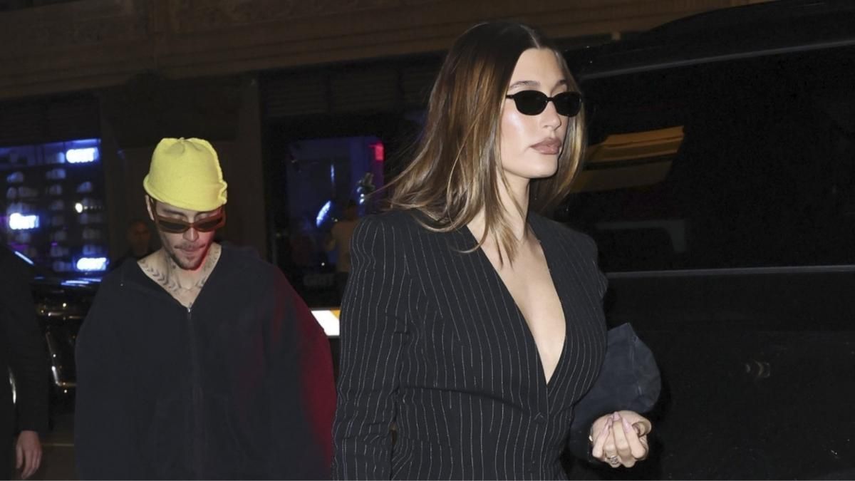 Hailey Bieber andando con su marido Justin Bieber