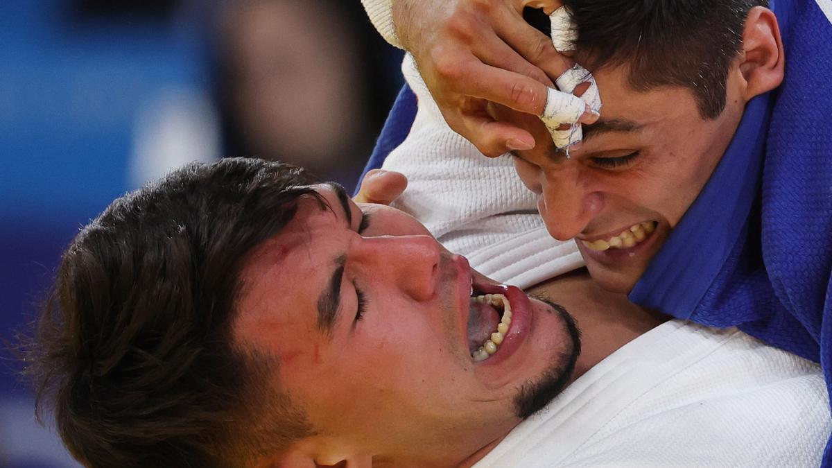 Mosakhlishvili, de azul, en su triunfo contra Sherov en París.