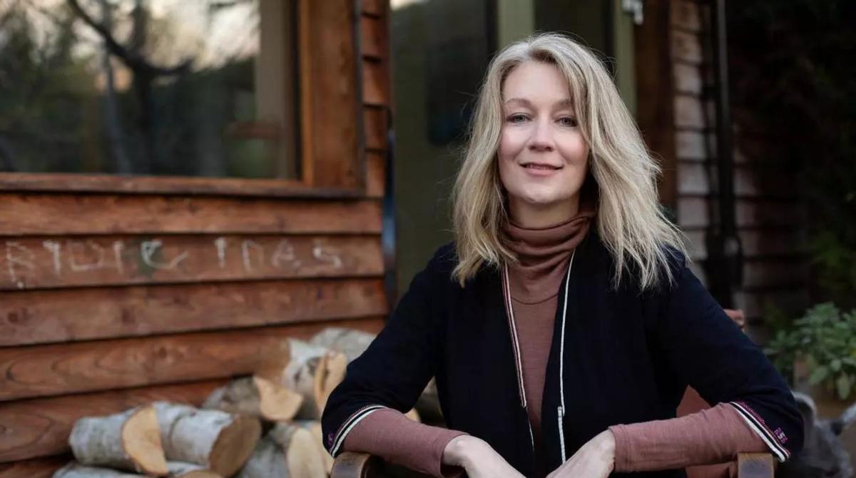 La escritora Anna Hope, fotografiada en su casa de Sussex, en Inglaterra.