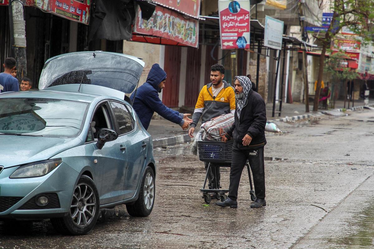 Ciudadanos palestinos abandonan Rafah ante el anuncio israelí de una posible invasión