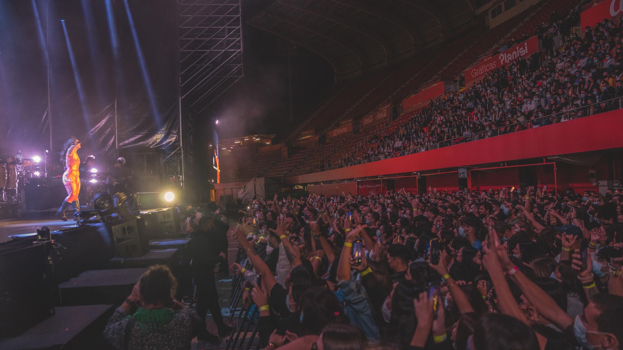 Große Bühne - Tausende Konzertbesucher im Stadion von Palma de Mallorca