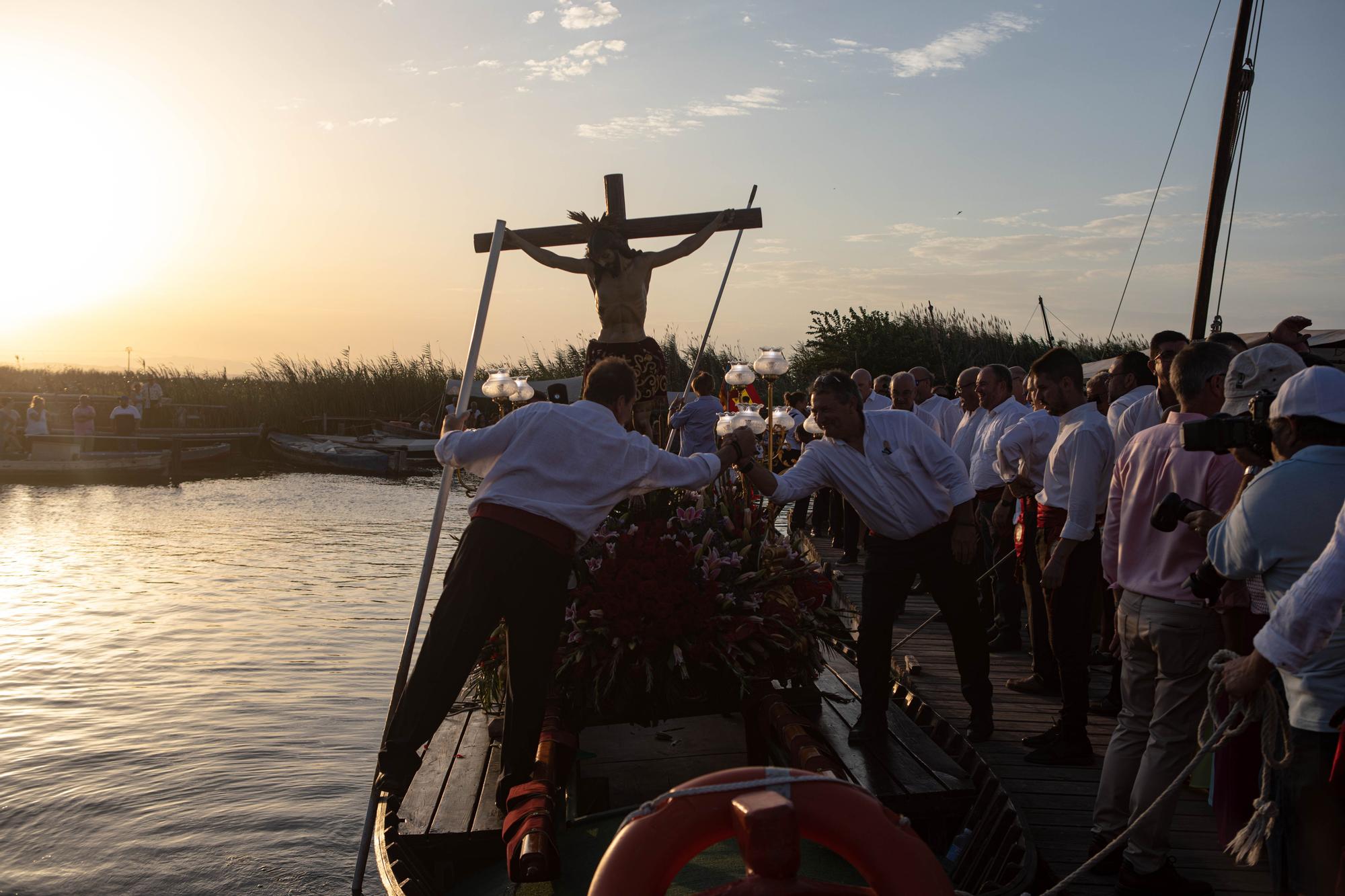 Así ha sido la romería en barca del Cristo de la Salud de El Palmar