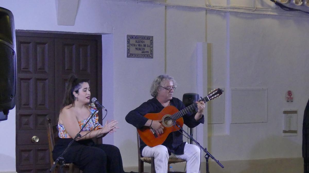 Mariví Herencia y Curro Cruz, en la Plaza de La Merced.