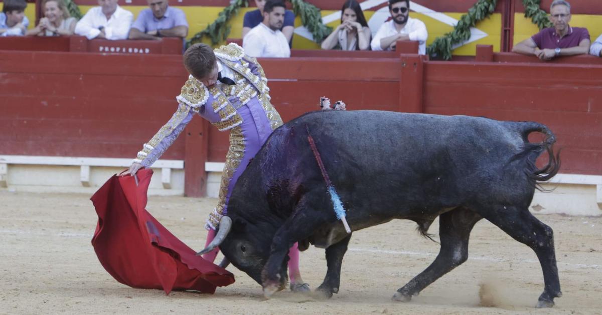 El torero sevillano Borja Jiménez, durante la faena de muleta al tercer toro de la tarde. | RAFA ARJONES