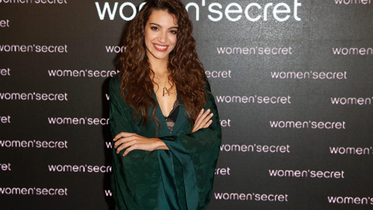 Ana Guerra y su look de noche con una bata de Women's Secret