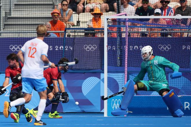 El guardameta español Luis Calzado defiende la portería ante Países Bajos durante el partido de hockey hierba que enfrentó a Países Bajos y a España en los Juegos Olímpicos París 2024 en Colombes, Francia, este viernes. EFE/ Miguel Gutiérrez