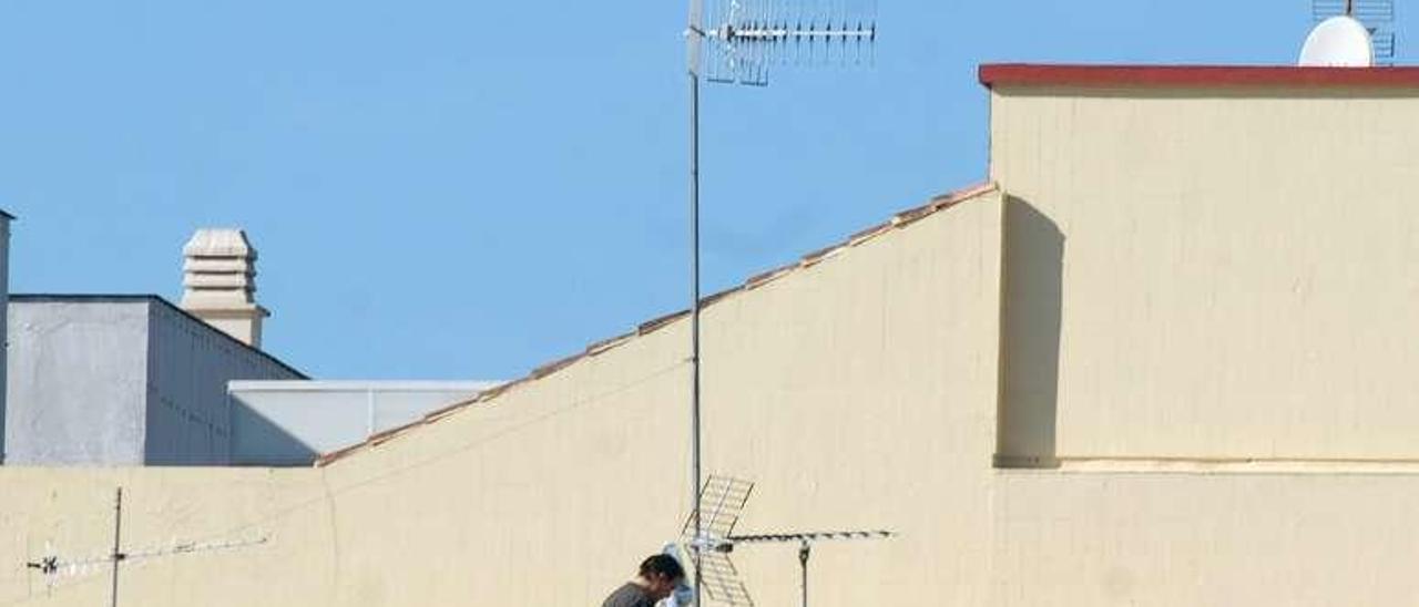 Un operativo coloca antenas para la TDT. // Iñaki Abella