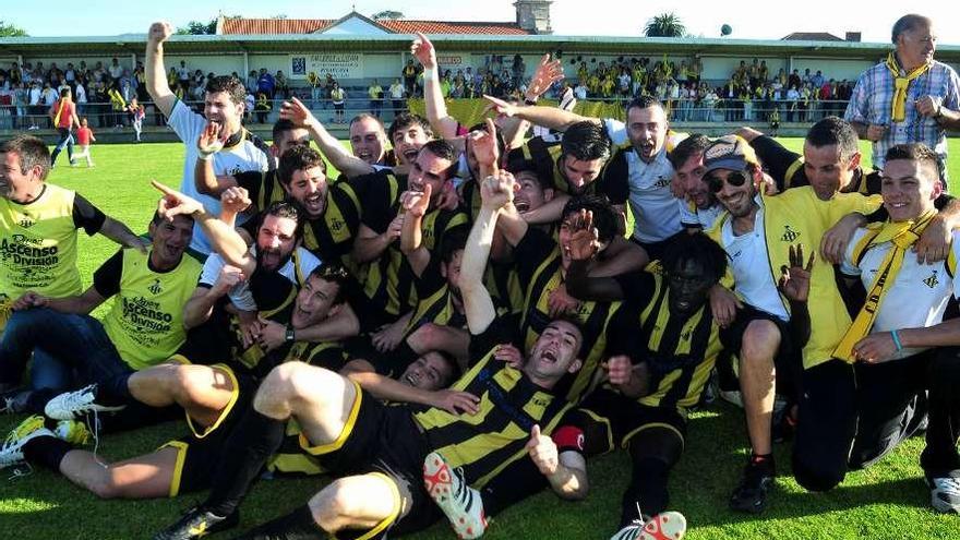 Los jugadores del Ribadumia celebran el ascenso. // Iñaki Abella