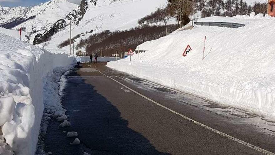 Los geólogos afirman que hay que sanear el talud casín con cuidado y no fijan plazos