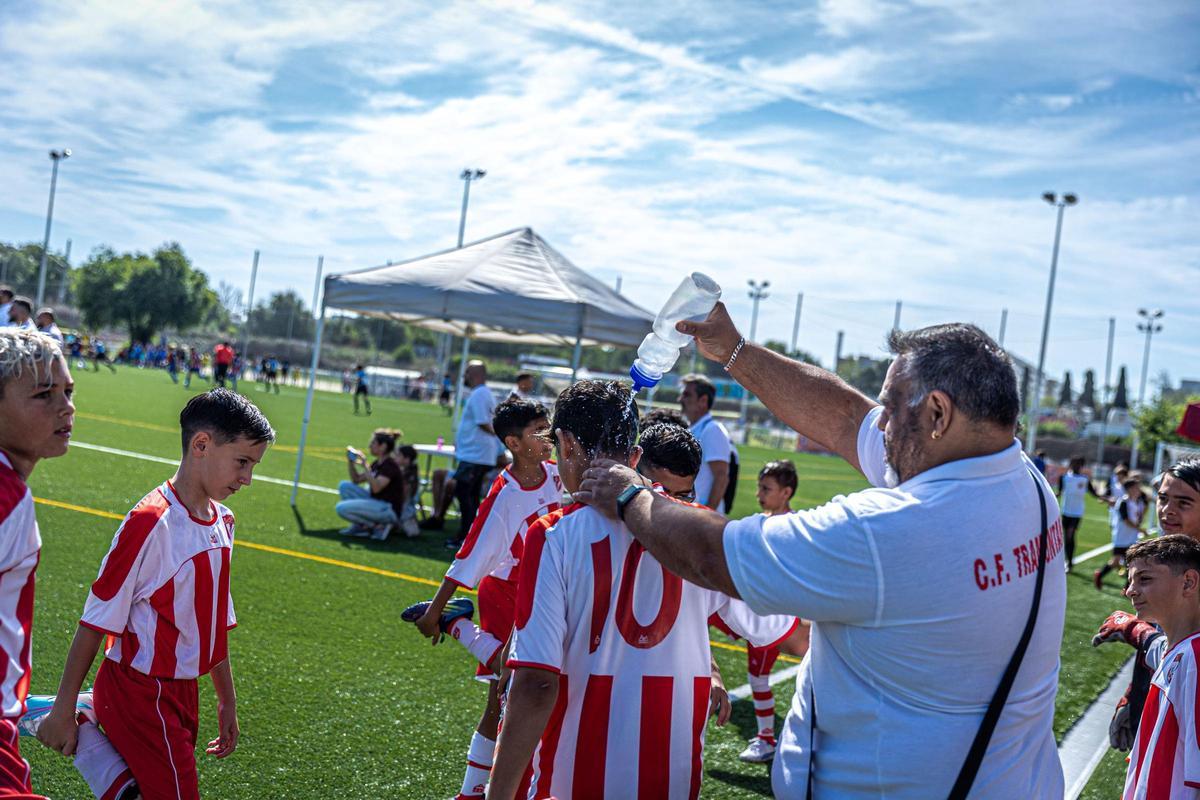 La Mina celebra su primera Champions infantil