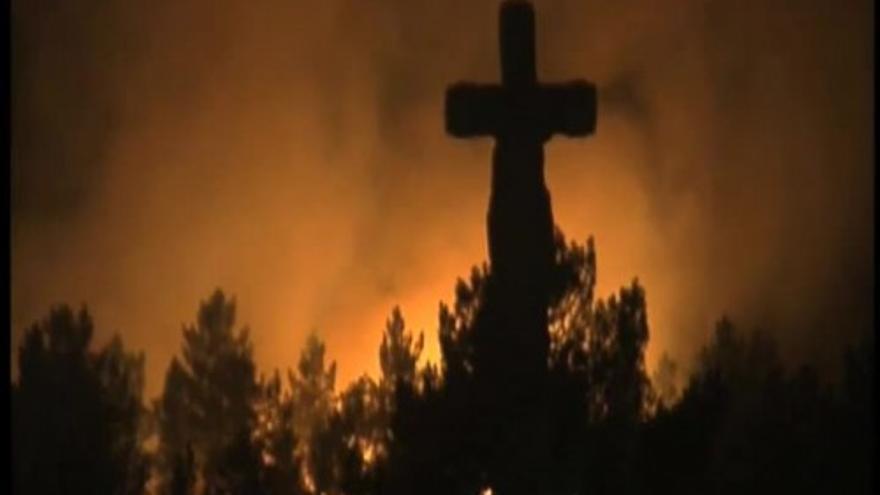 El incendio entre Lugo y Orense lleva ya quemadas 500 hectáreas