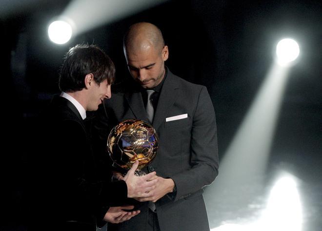 14. Pep dándole a Messi el Balón de Oro