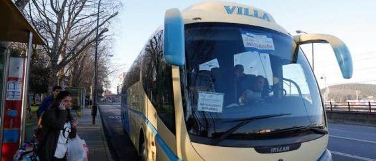 Un autobús de Autos Villa de la línea Avilés-Luanco, a punto de recoger viajeros en la parada del Muelle.