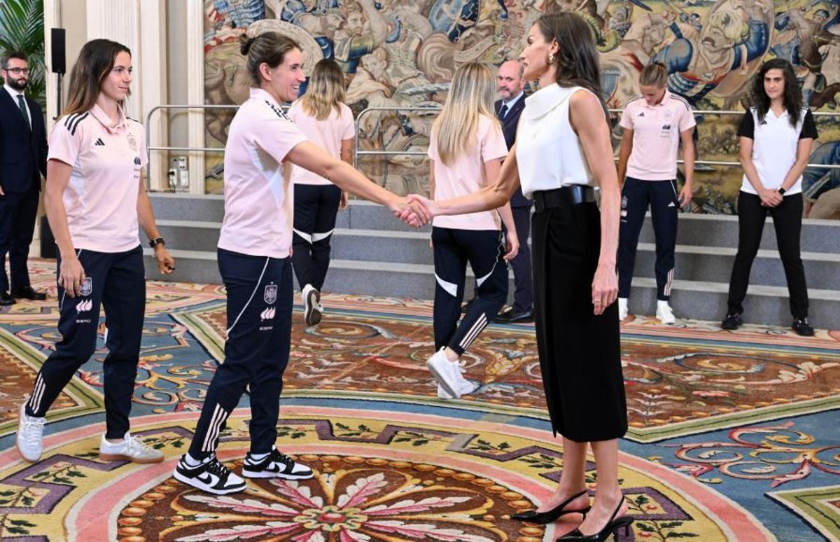 Mariona Caldentey saluda a la reina Letizia.