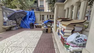 Un refugio de libros para sobrevivir al raso en el centro de Alicante
