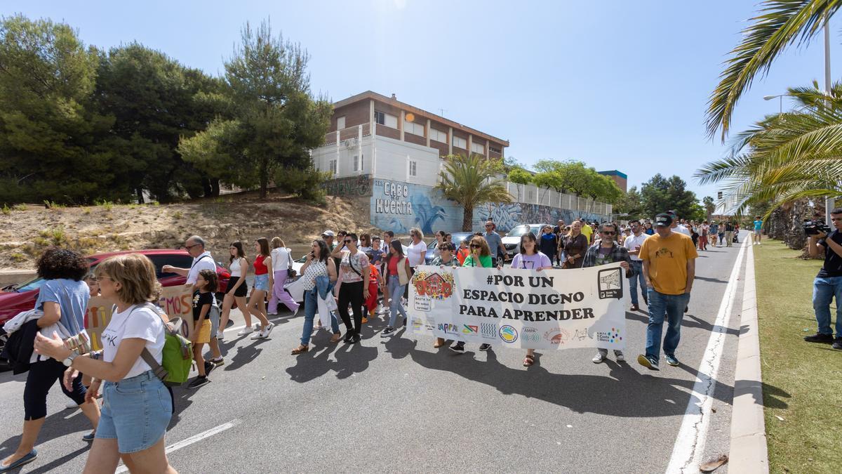 Una de las últimas protestas exigiendo el colegio La Almadraba.