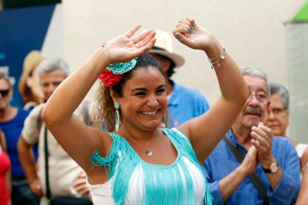 La Feria de Málaga cumple una semana de fiesta. Este miércoles, a pesar de los cielos encapotados y la sensación de bochorno, miles de personas se divierten por las calle del Centro Histórico de Málaga, en un ambiente quizá algo más desahogado de gente que otros días