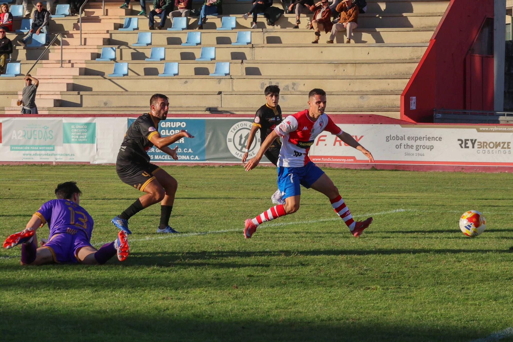 Las imágenes de la contundente victoria del Arosa al Barbadás (3-0)