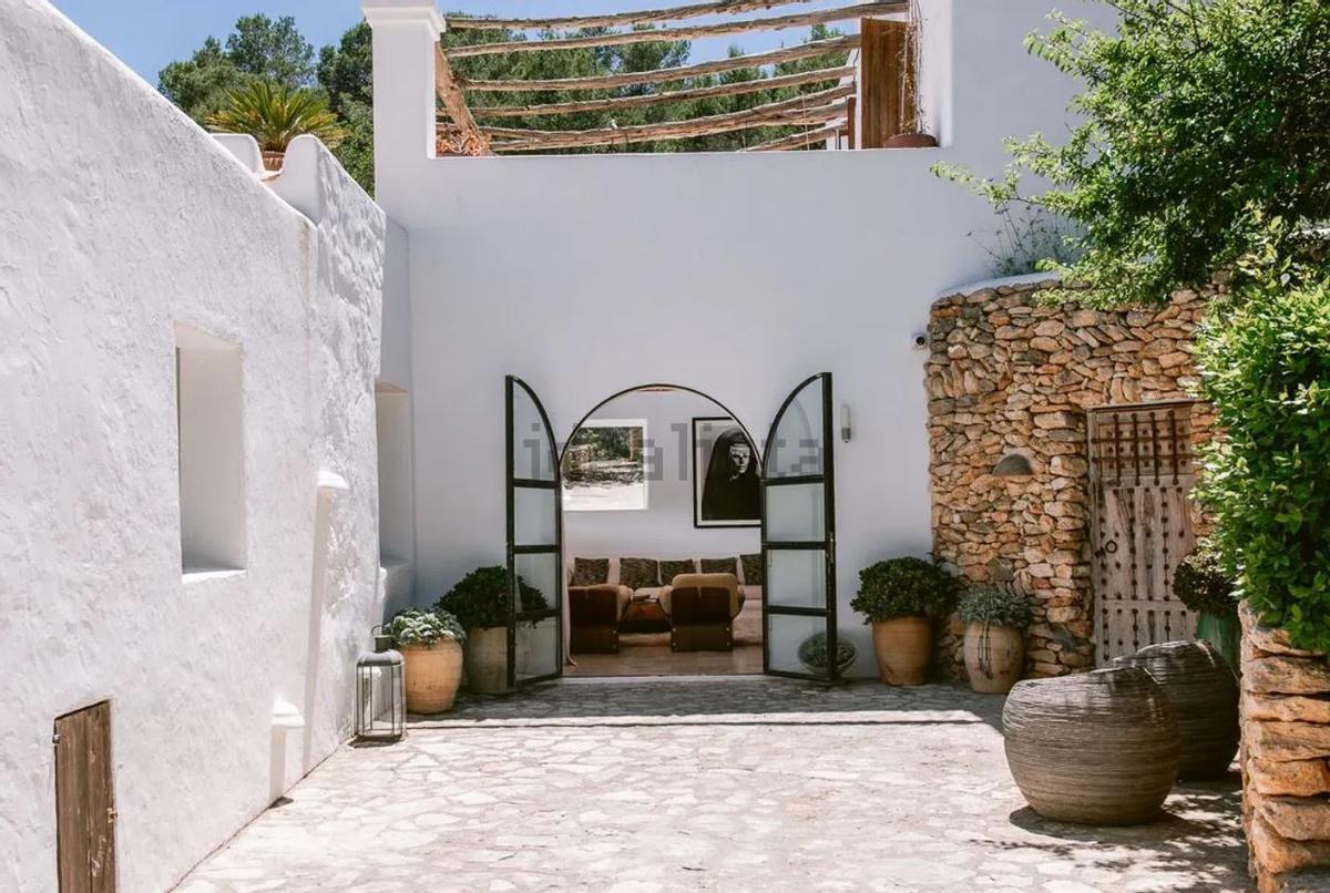 Así es una casa payesa del siglo XIX autosuficiente a la venta en Ibiza