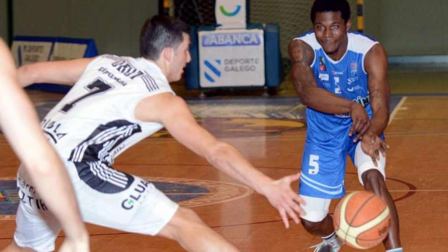 Javonte Green, pasando un balón. // Rafa Vázquez