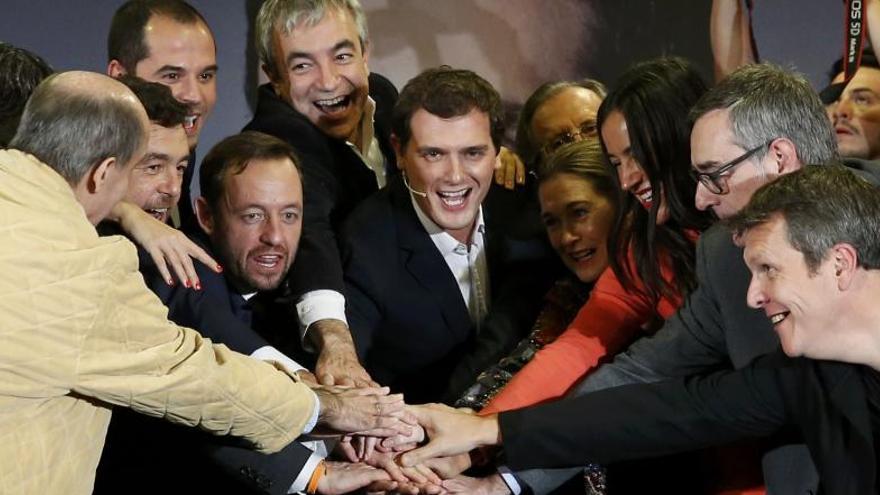 Albert Rivera y su equipo en el arranque de la campaña.