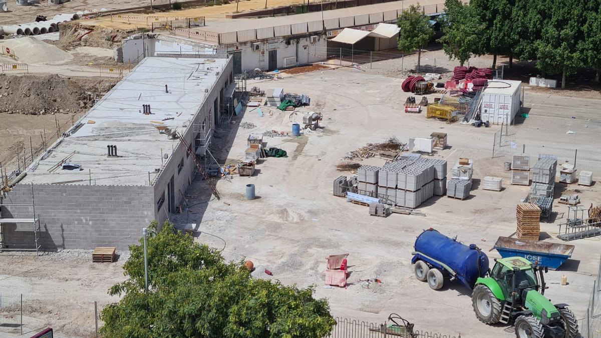 A la izquierda, los nuevos aseos del Recinto Ferial del Huerto de la Rueda, tras la demolición de los anteriores.