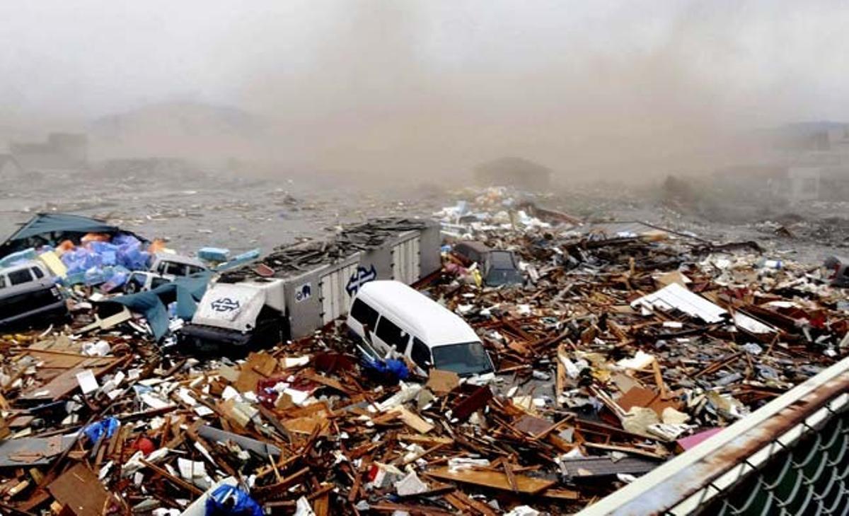 Cotxes i runa arrossegats per les onades del tsunami a Kesennuma, a la prefectura de Miyagi, al nord del Japó. Cotxes i runa arrossegats per les onades del tsunami a Kesennuma, a la prefectura de Miyagi, al nord del Japó.