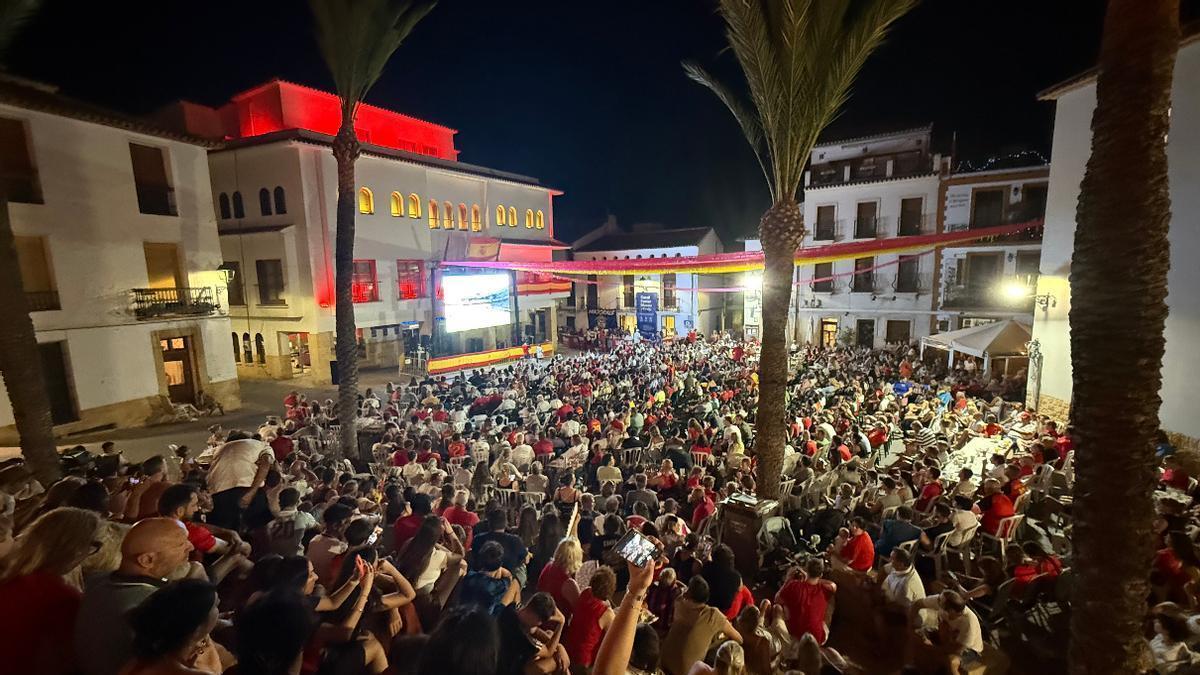 Más de 2.000 personas festejaron el Mundial en la Pantalla Gigante de La Nucía.