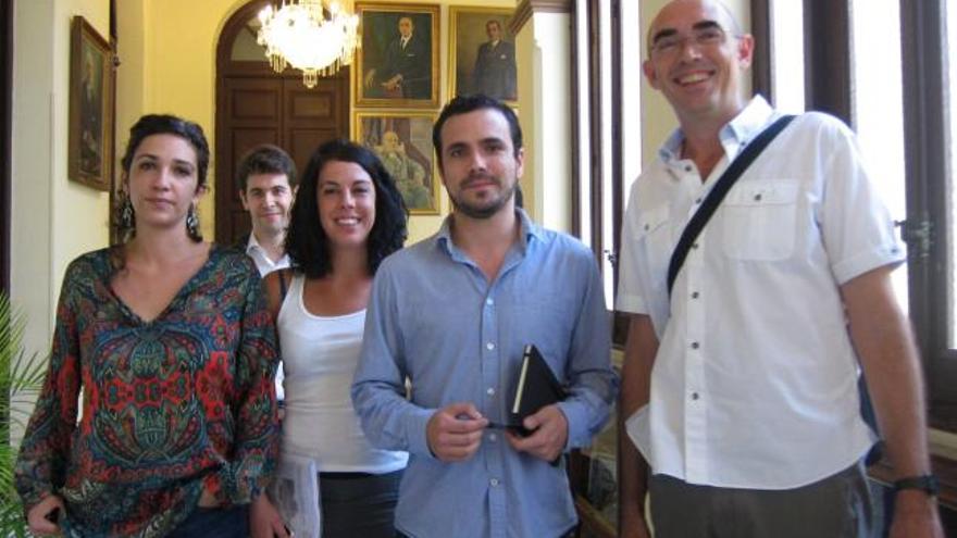 Garzón (segundo a la derecha), junto a los tres concejales de IU.