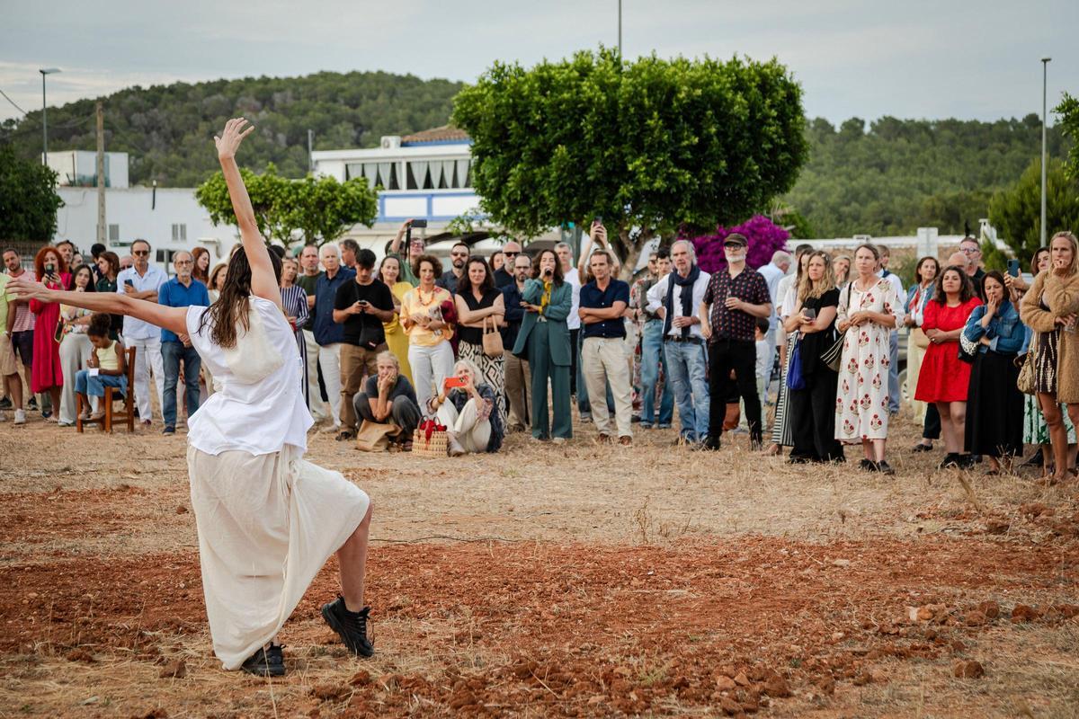 Performance de baile en un solar de Santa Gertrudis.