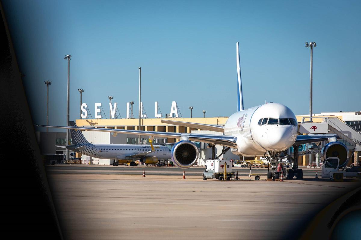 Vista de la terminal de Sevilla desde las pistas del aeródromo.