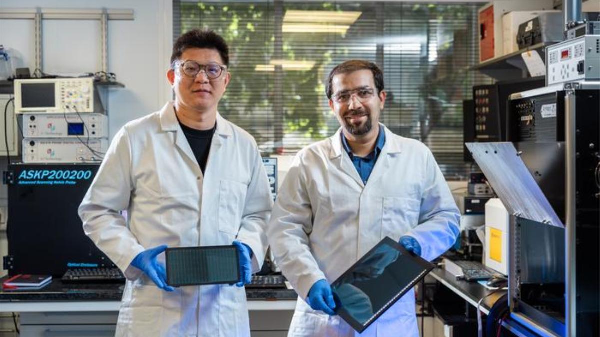 Los científicos muestran los paneles de sus células solares optimizados para la luz interior.