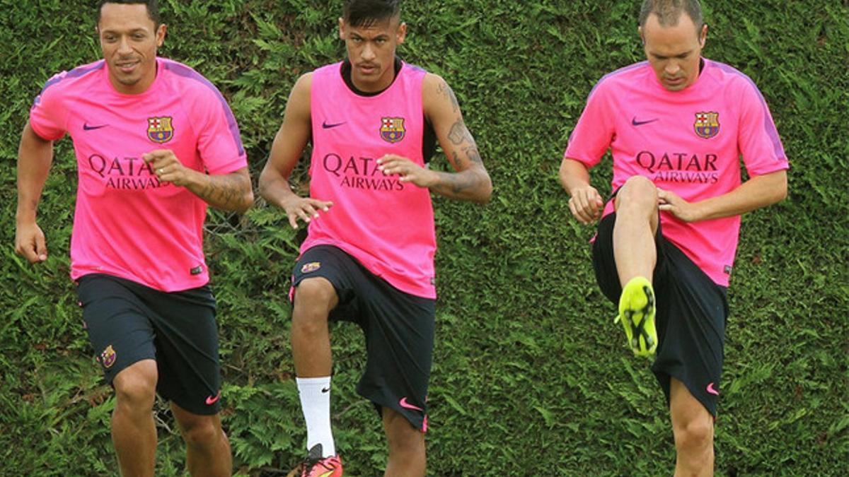 Neymar se ejercita junto a sus compañeros del FC Barcelona