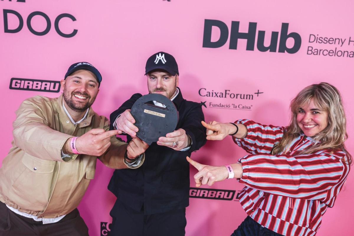 Juan Pérez de Rozas, Gonzalo Hergueta y Cristina Trenas celebran el premio conquistado anoche en Barcelona.