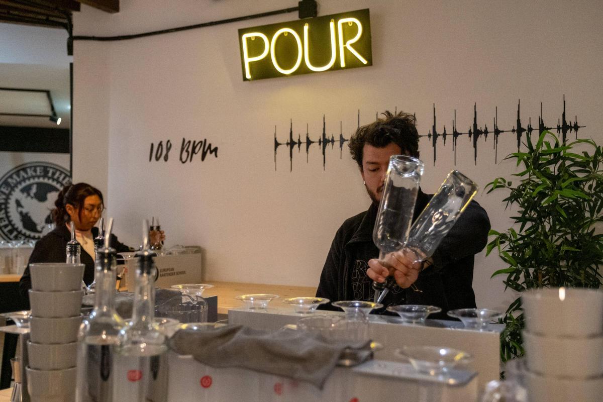 Mario Perdomo practica el 'free pouring' (vertido libre)