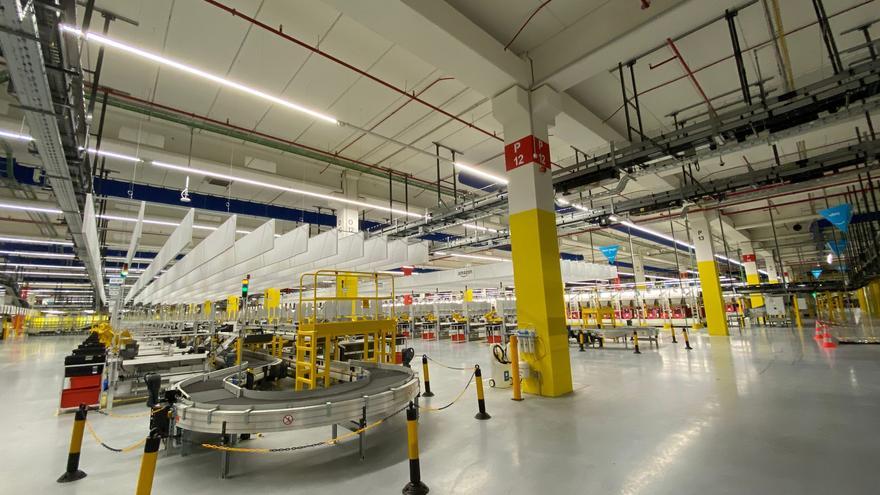 La robotizada planta de Amazon en Siero, al descubierto: así funciona el centro logístico que abrirá el 2 de septiembre y aspira a sumar 1.500 empleados