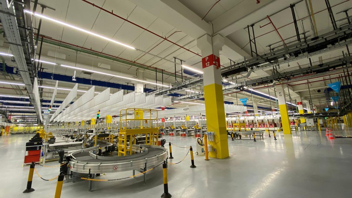 VÍDEO: Las primeras imágenes del interior de la planta robotizada de Amazon en Asturias