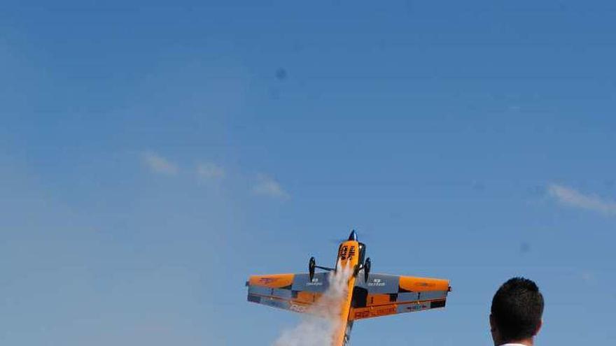 Jon Caldito hace acrobacias con su avión.