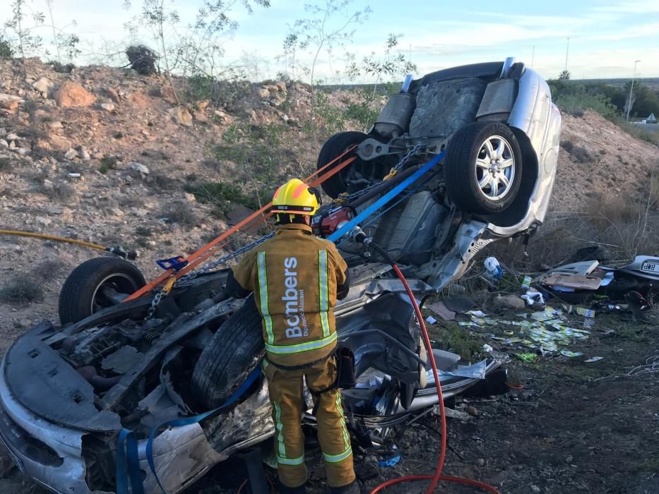 Imágenes de las tareas de rescate del conductor en el accidente de la CV-95