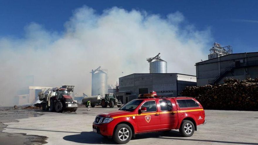 Aparatoso incendio en la empresa de 'pellets' de Forestalia en Erla