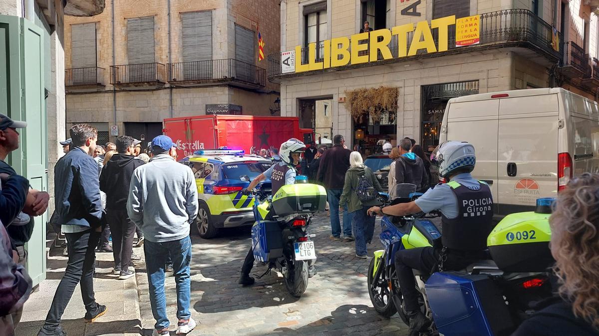 Un conductor temerari provoca el caos al Barri Vell de Girona