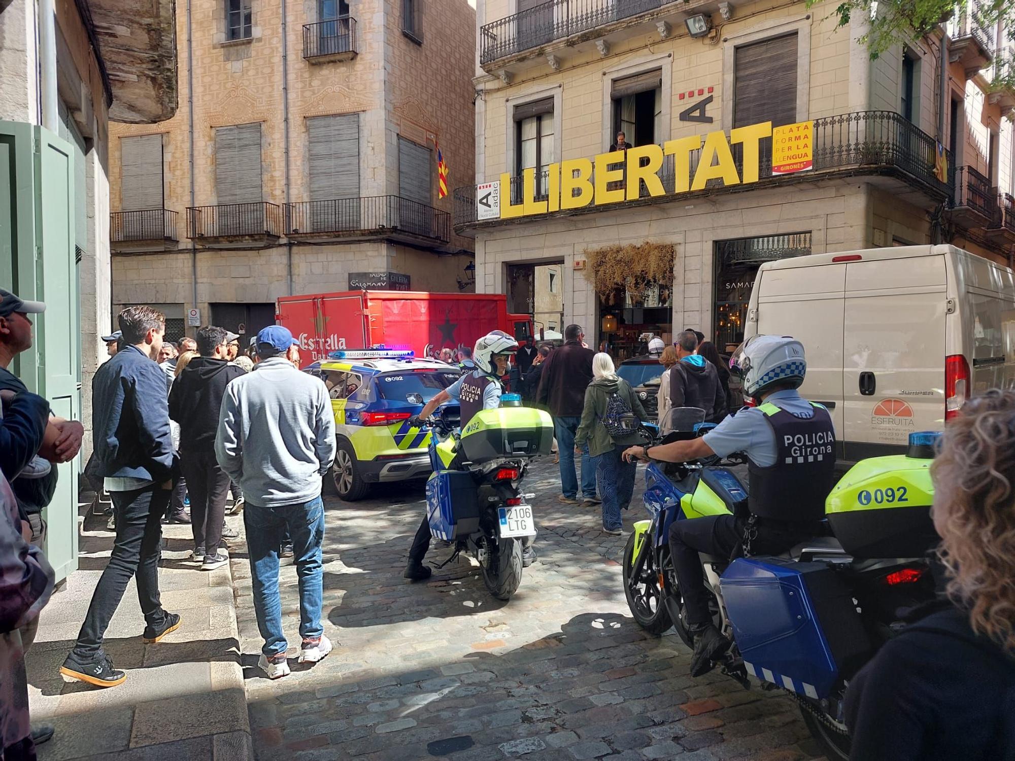 Un conductor temerari provoca el caos al Barri Vell de Girona