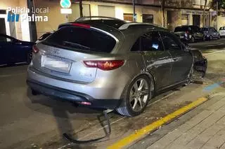 Un conductor que triplicaba la tasa de alcoholemia provoca un accidente en Palma y huye sin una de las ruedas