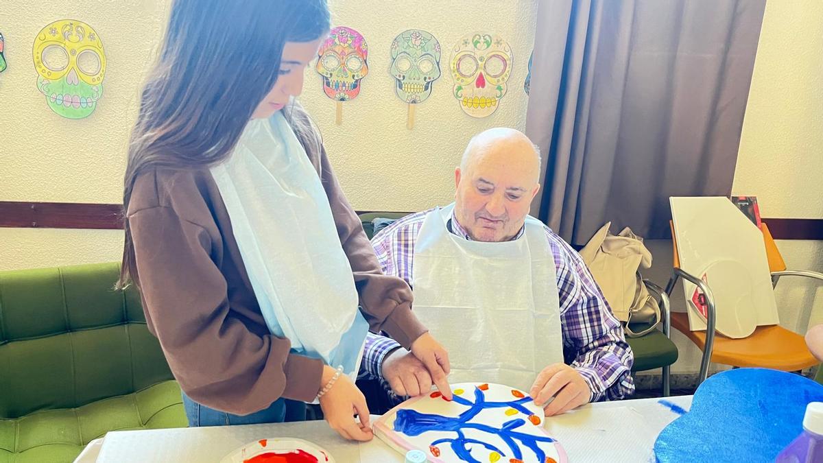 Alumnos del colegio Cuba y residentes en el centro de mayores Francisco Casanovas comparten actividades una vez a la semana en Torrevieja