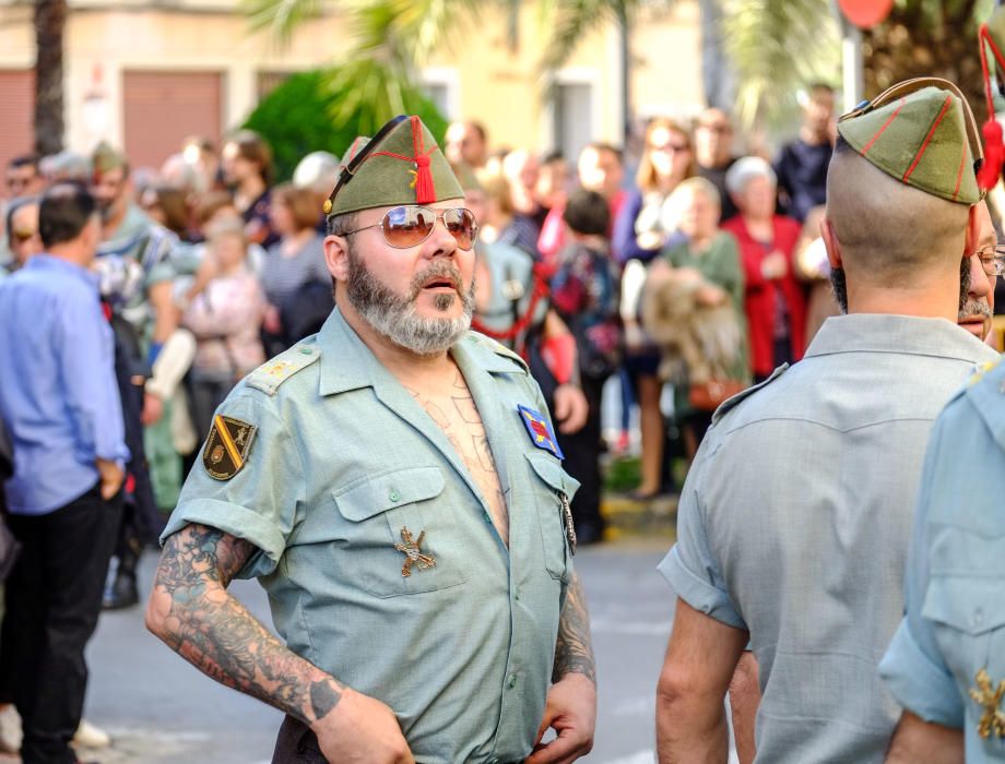 Multitud de público arropó la procesión organizada por la Hermandad del Calvario de Elda, en la que sesenta exlegionarios portaron a hombros el trono.