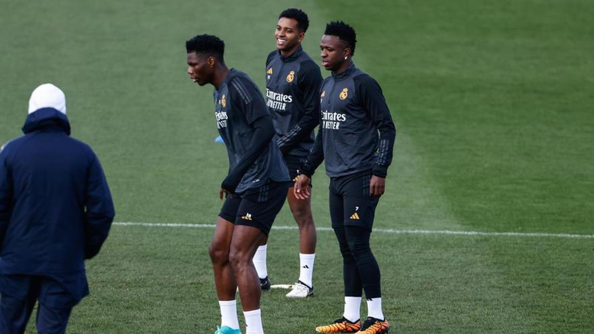 Aurelien Tchouameni, junto a Rodrygo Goes y Vinicius Jr., en el entrenamiento previo al Real Madrid - RB Leipzig.