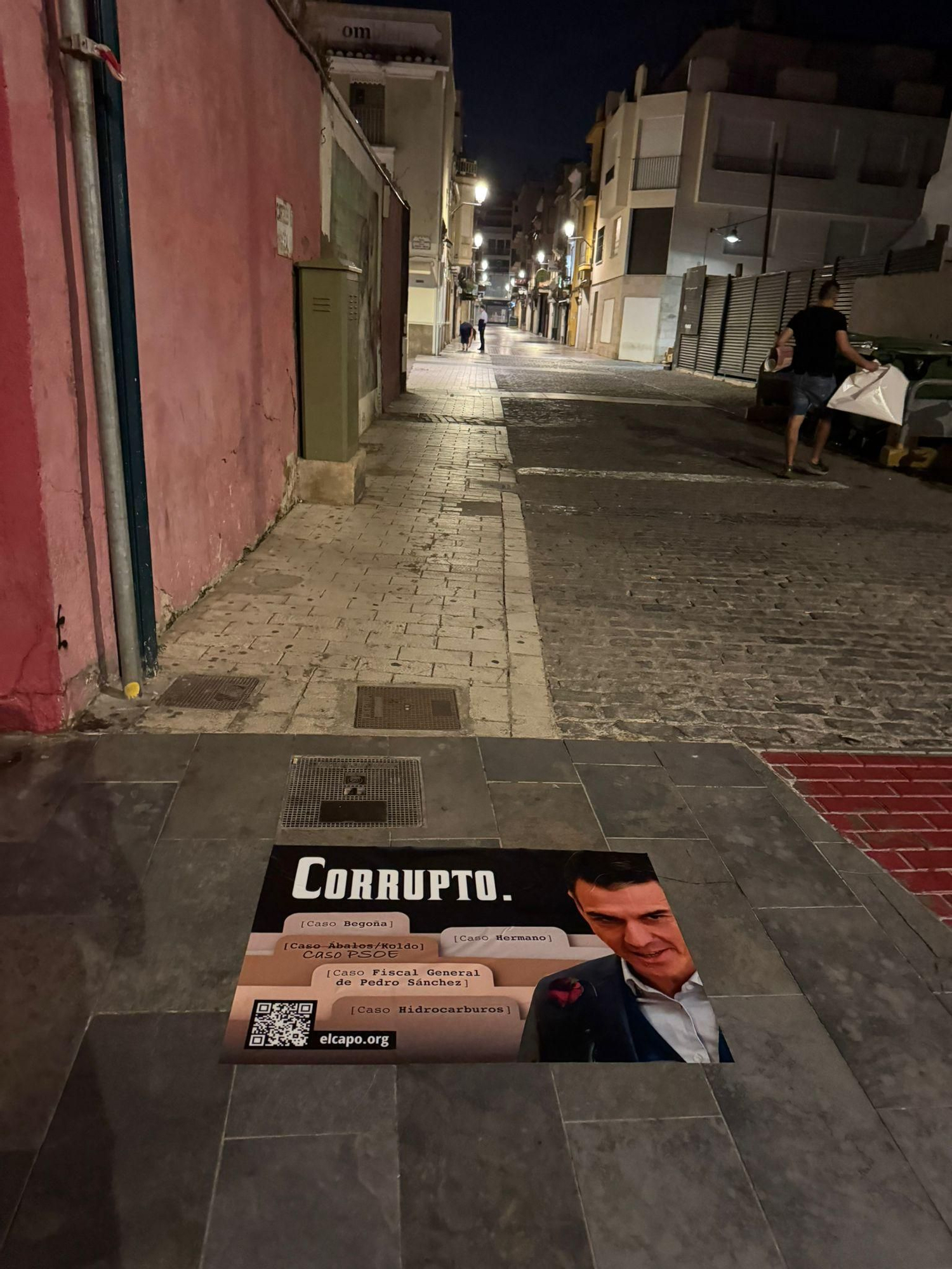 Galería de fotos: Castellón amanece plagada de pancartas en las que se señala a Pedro Sánchez como "corrupto"