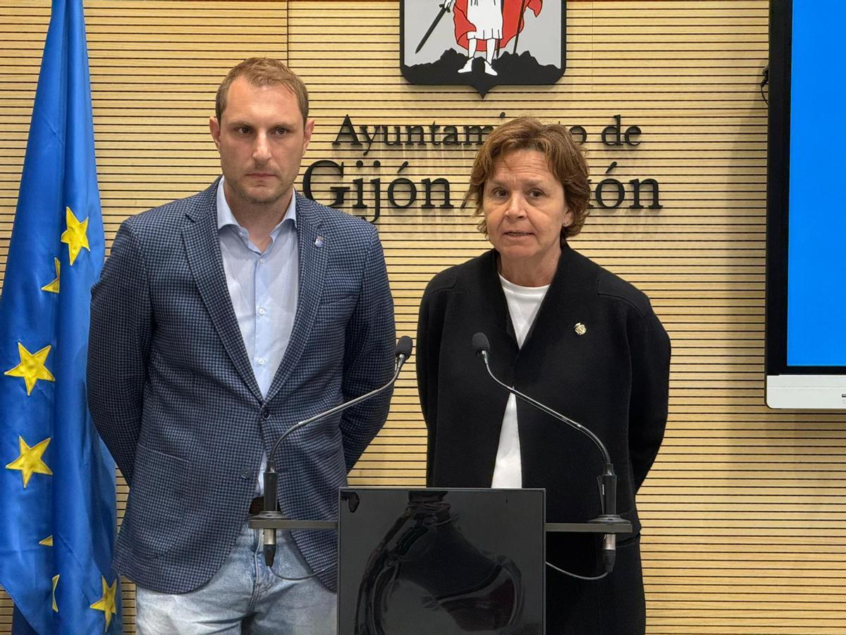 Carmen Moriyón y Adrián Pumares, en su comparecencia en el Ayuntamiento de Gijón.