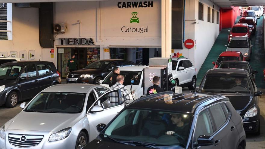 Gasolinera de Carbugal en Carrefour. |   // VÍCTOR ECHAVE