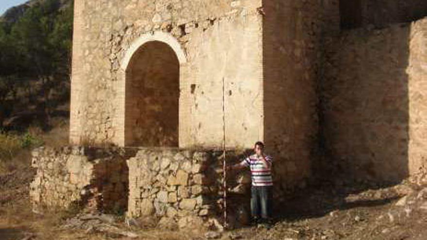 El horno y la mina de mercurio se sitúan junto a San Antón.